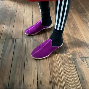 Gorgeous Sabah Velvet Slide Magenta!